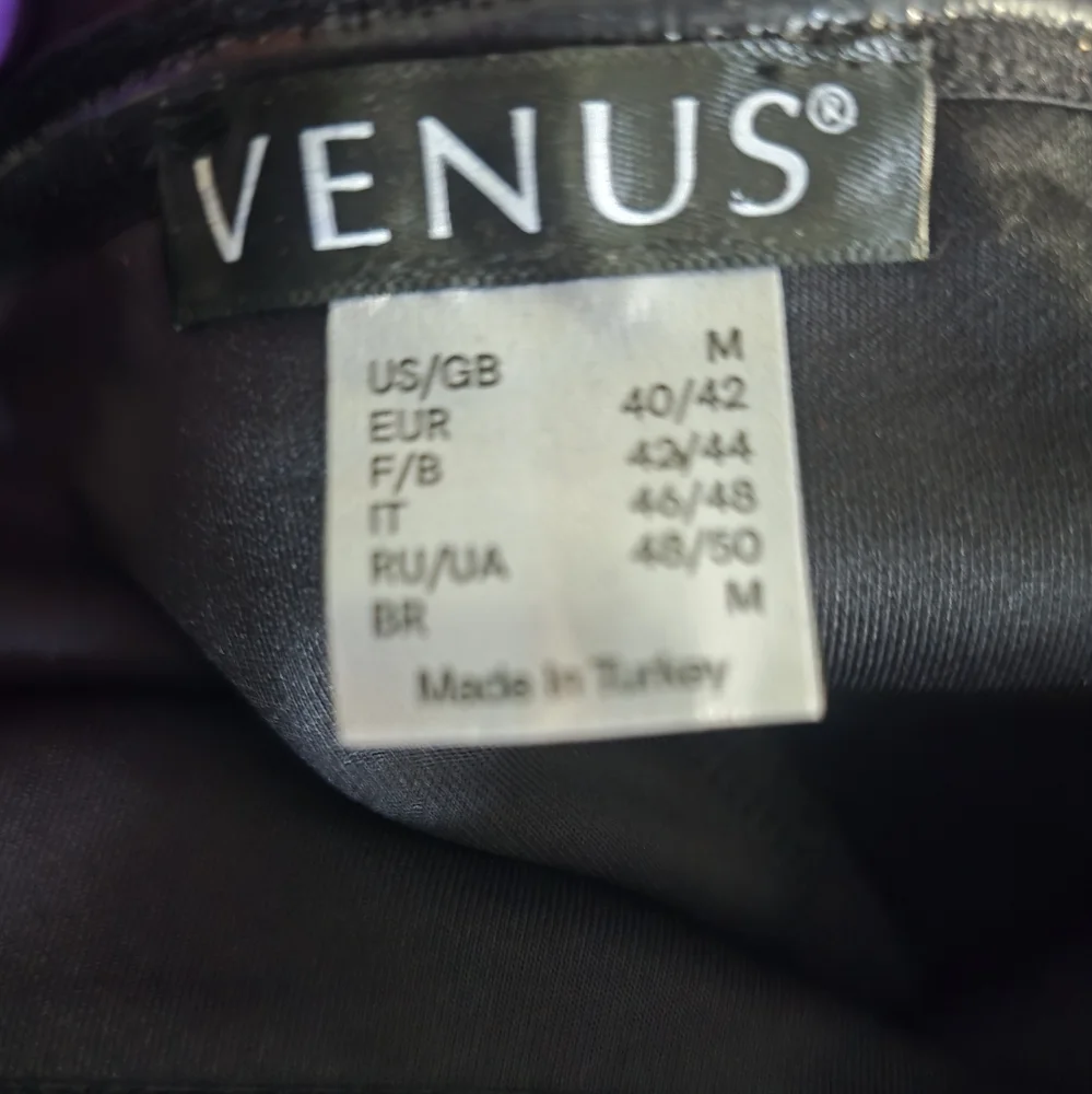 Little black Venus cocktail dress with ruffle detail size Medium - Picture 4 of 6
